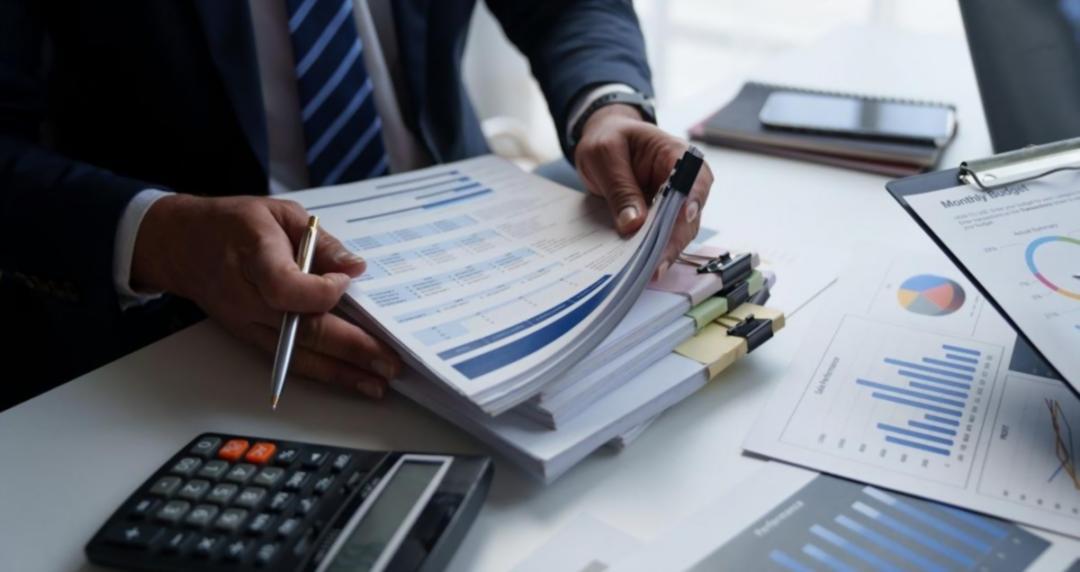 Studente che lavora su budget digitale con strumenti di pianificazione finanziaria